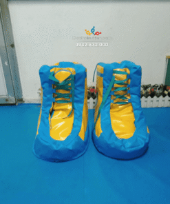 Giày team building khổng lồ